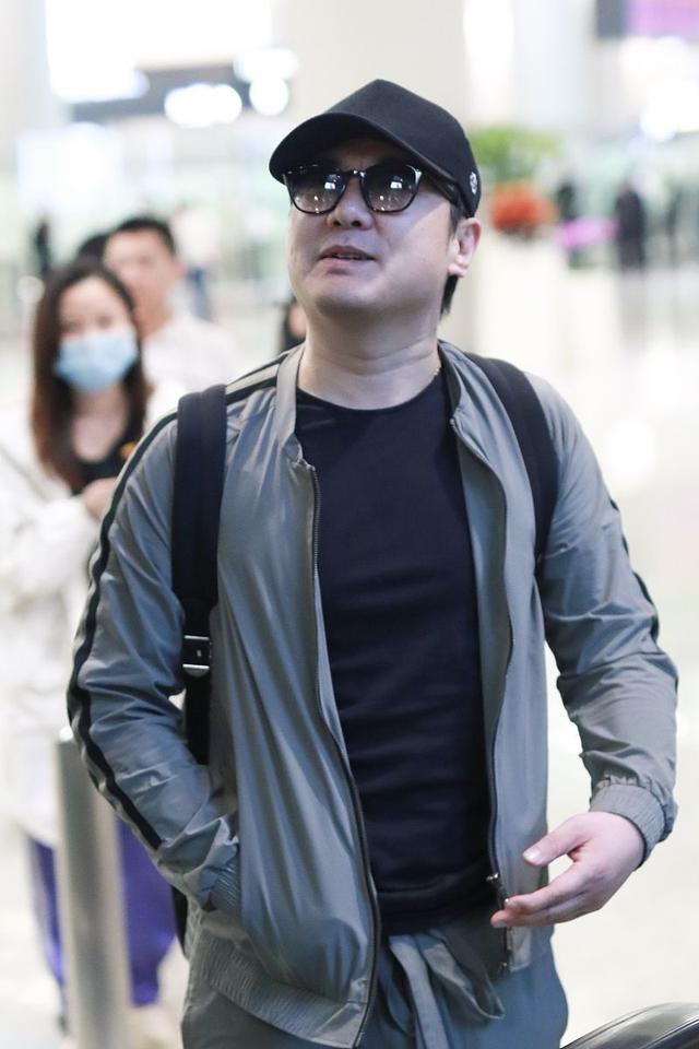 沈腾戴棒球帽眼镜低调现身机场,向路人借纸应急十分接地气_高清图集