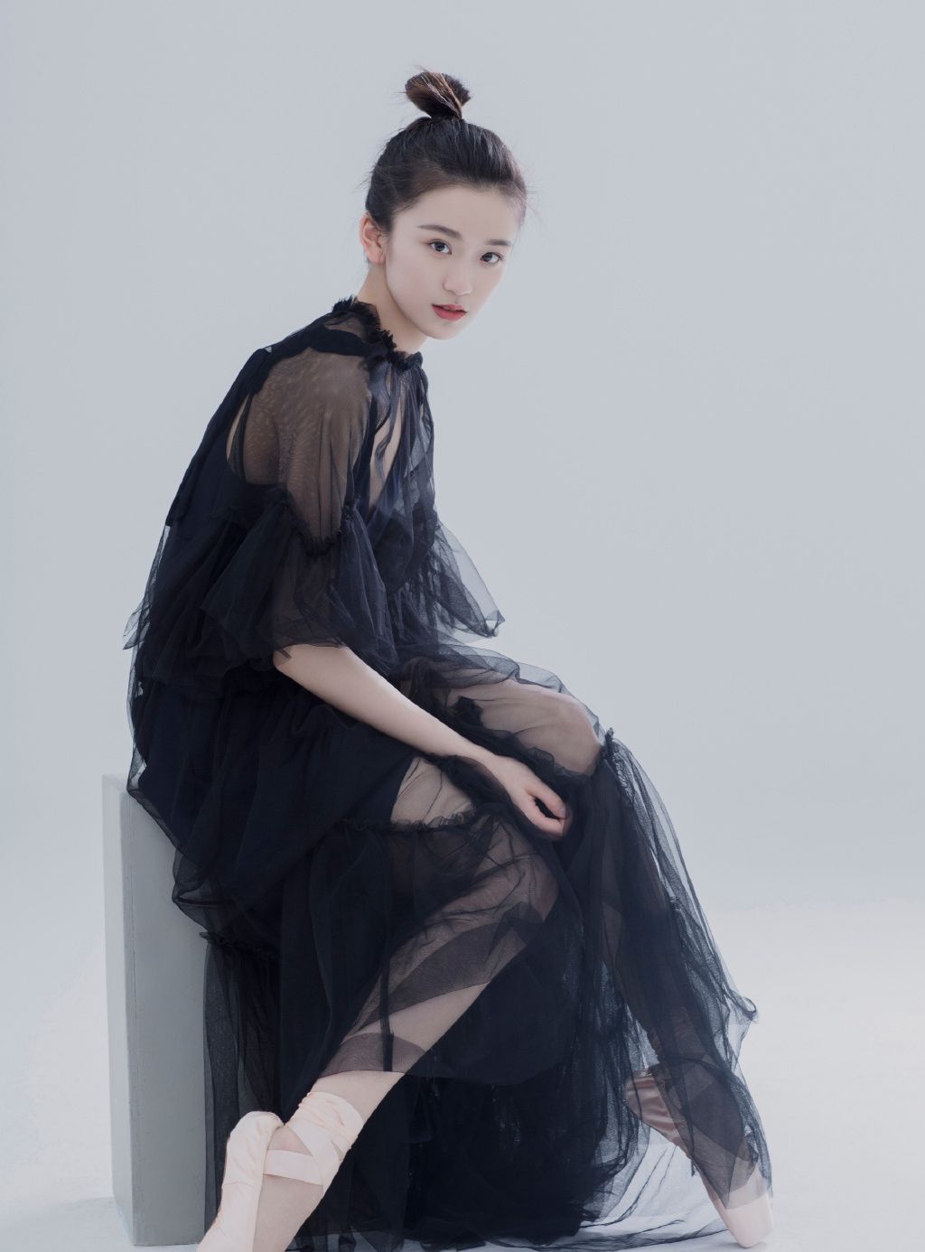 魏一气质写真身穿黑色连衣裙气质满满
