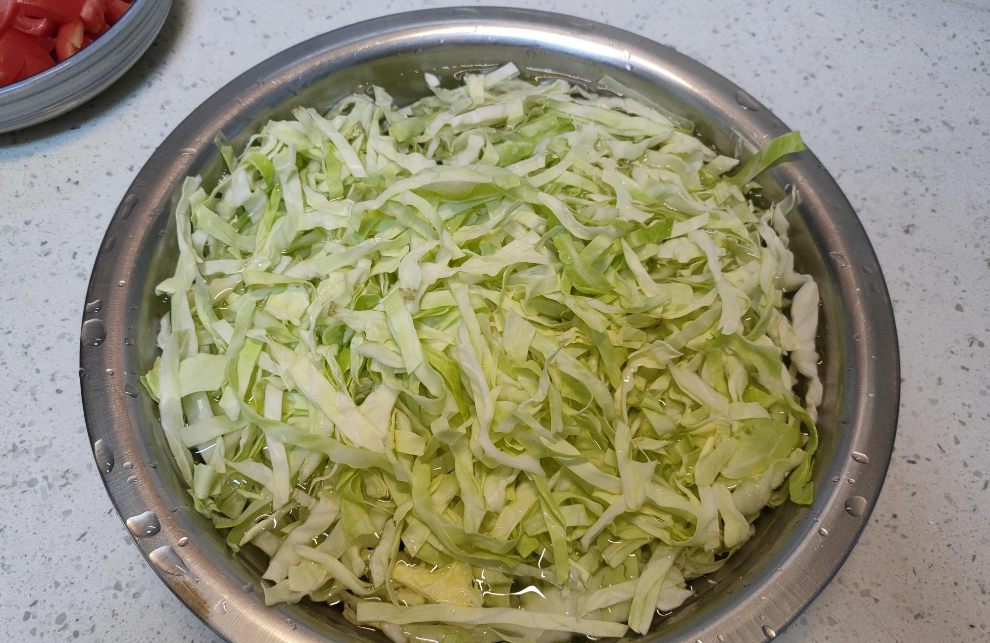 西红柿炒包菜丝的家常做法简单一炒好吃下饭营养又解馋