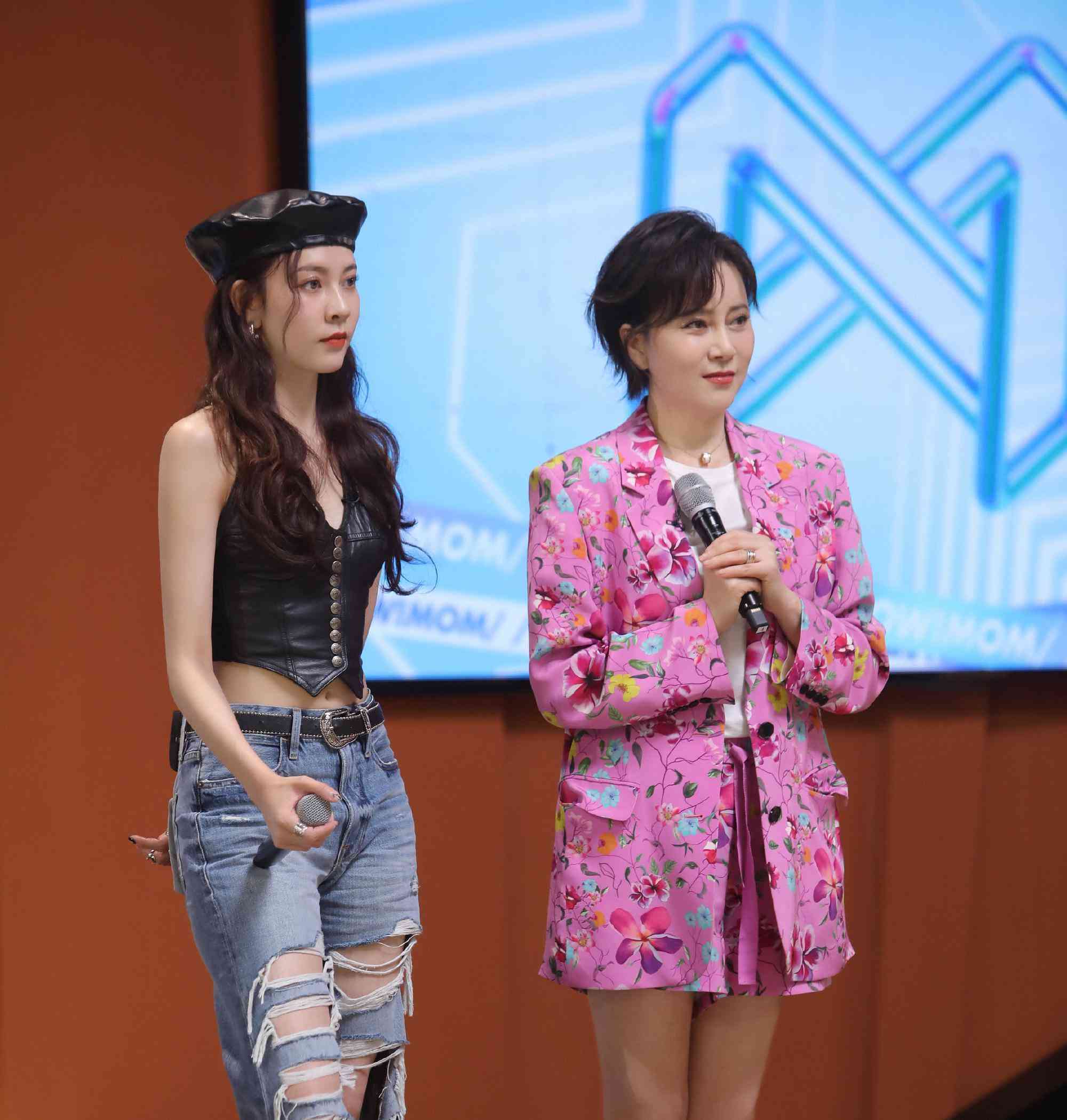 宋妍霏看妈妈跳舞哭了,感动于妈妈的自信,黑贝雷帽帅气时尚