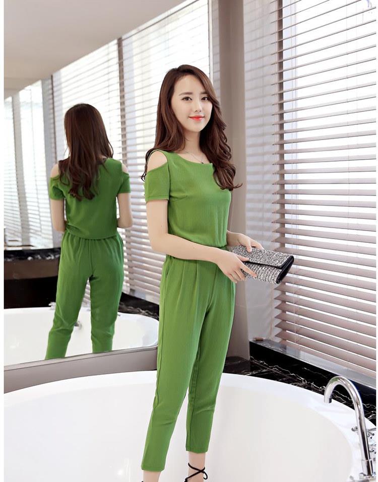 墨绿色裤子配什么颜色上衣?这些颜色是首选