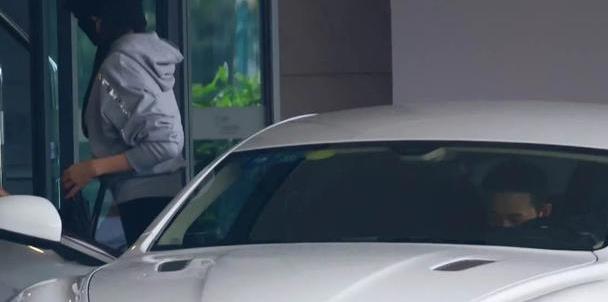 罗晋成老婆专车司机好有爱唐嫣卫衣配短裙大秀超模腿身材绝了