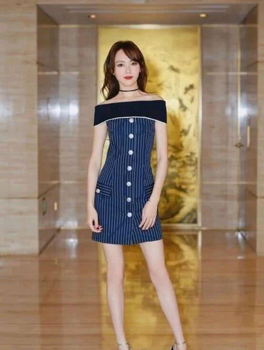 唐嫣好身材任性身穿黑色西装配高跟鞋下装失踪时尚又高级