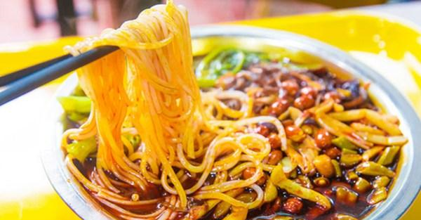 第一次吃螺蛳粉,是什么感受?臭脚丫都不算啥,女朋友说是在煮屎休闲区蓝鸢梦想 - Www.slyday.coM 第一次吃螺蛳粉,是什么感受?臭脚丫都不算啥,女朋友说是在煮屎休闲区蓝鸢梦想 - Www.slyday.coM