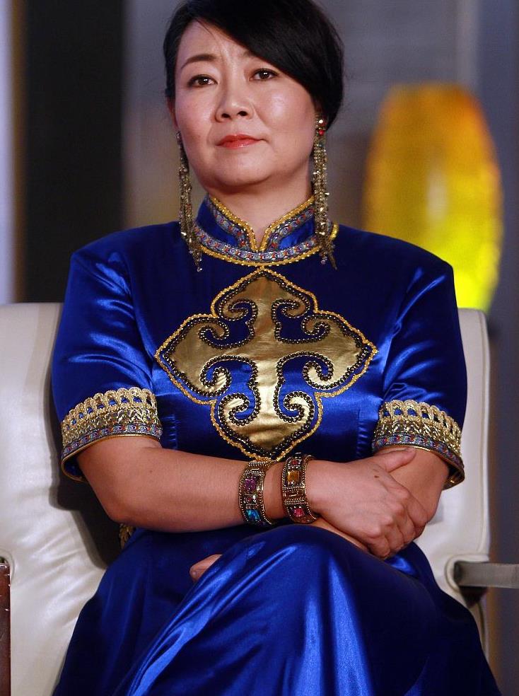 萨日娜胖的真有韵味,穿丝绸外套配黑衣黑裤,金色"唐装"好华贵