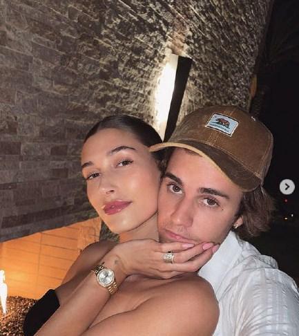 海莉晒为贾斯丁比伯庆生合影亲密合照好甜