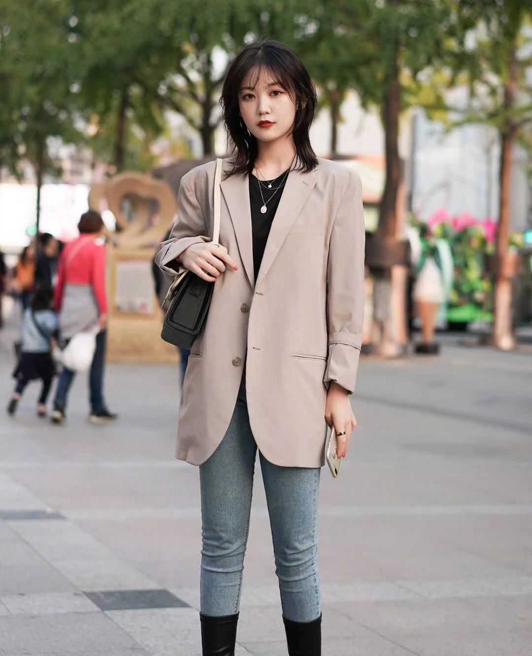 街拍,小姐姐棕色西装外套搭配紧身牛仔裤,短发及肩职业优雅