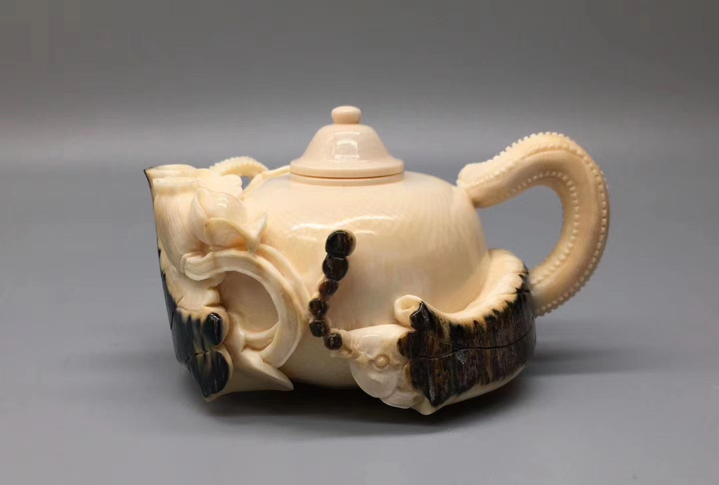 1 / 6 象牙果,它以其象牙般的色泽与精美的雕刻工艺,受到了收藏爱好者