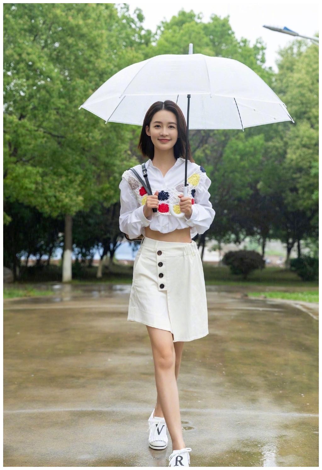 李沁炫腹停不下来,穿露脐装身段玲珑,上万西装难掩丰满身材