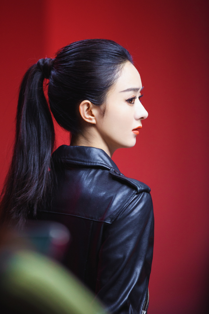 赵丽颖2月25日一改形象,女霸总boss风,网友:眼前一亮