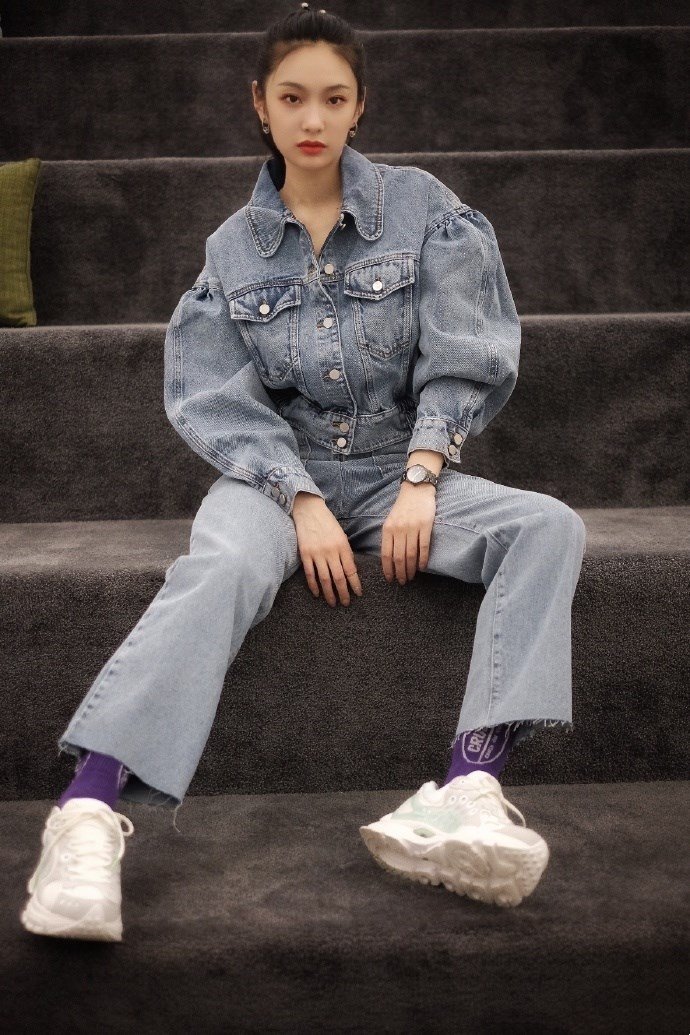 王可如一身磨白牛仔套装英姿飒爽,红唇高马尾青春靓丽,气场十足