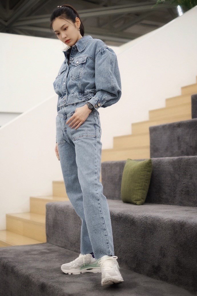 王可如一身磨白牛仔套装英姿飒爽,红唇高马尾青春靓丽,气场十足