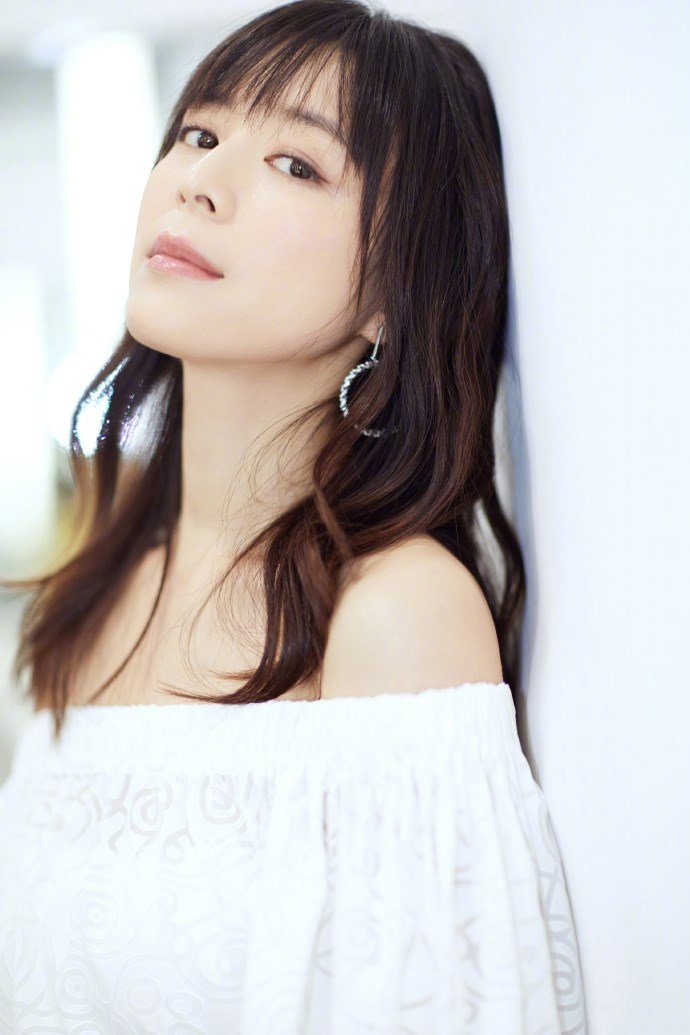 女神的诱惑,性感妩媚或干练潇洒,你更喜欢哪一种风格的张静初?