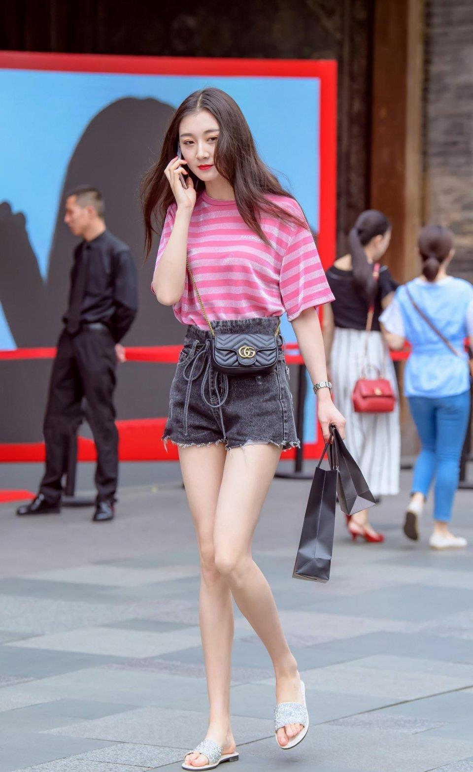 身高腿长的姑娘,牛仔短裤搭配平底拖鞋,表现大长腿还有随性美