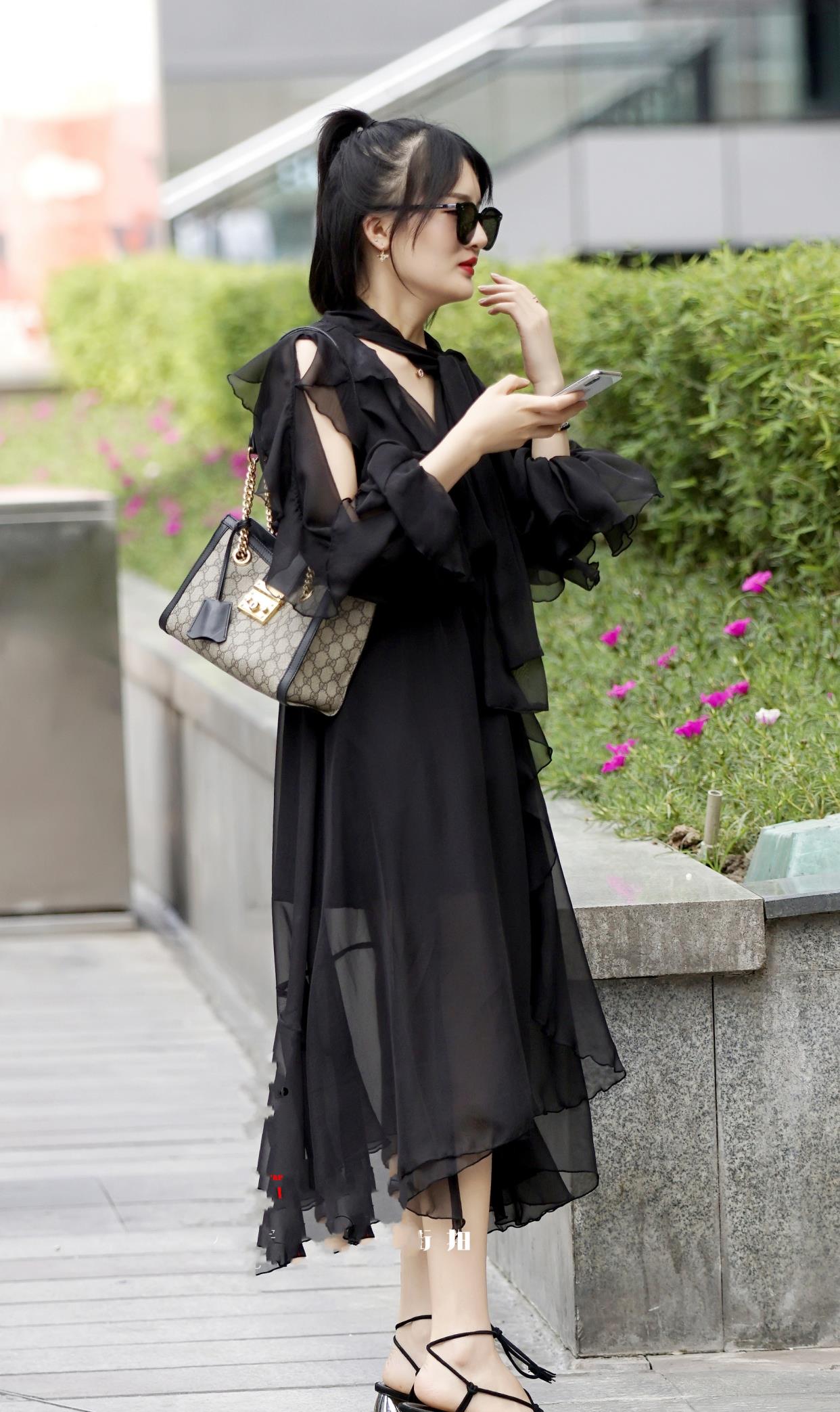 时尚穿搭:黑色连衣裙,搭配凉鞋,穿出精致优雅气质