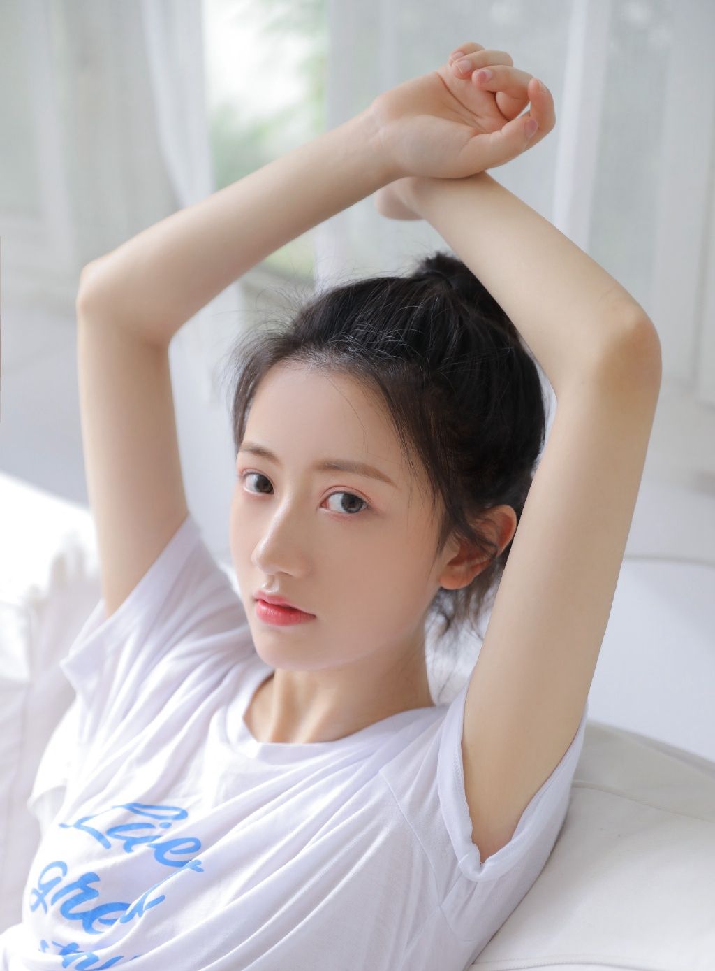 马尾辫清纯美女穿搭牛仔短裤秀美腿及好身材