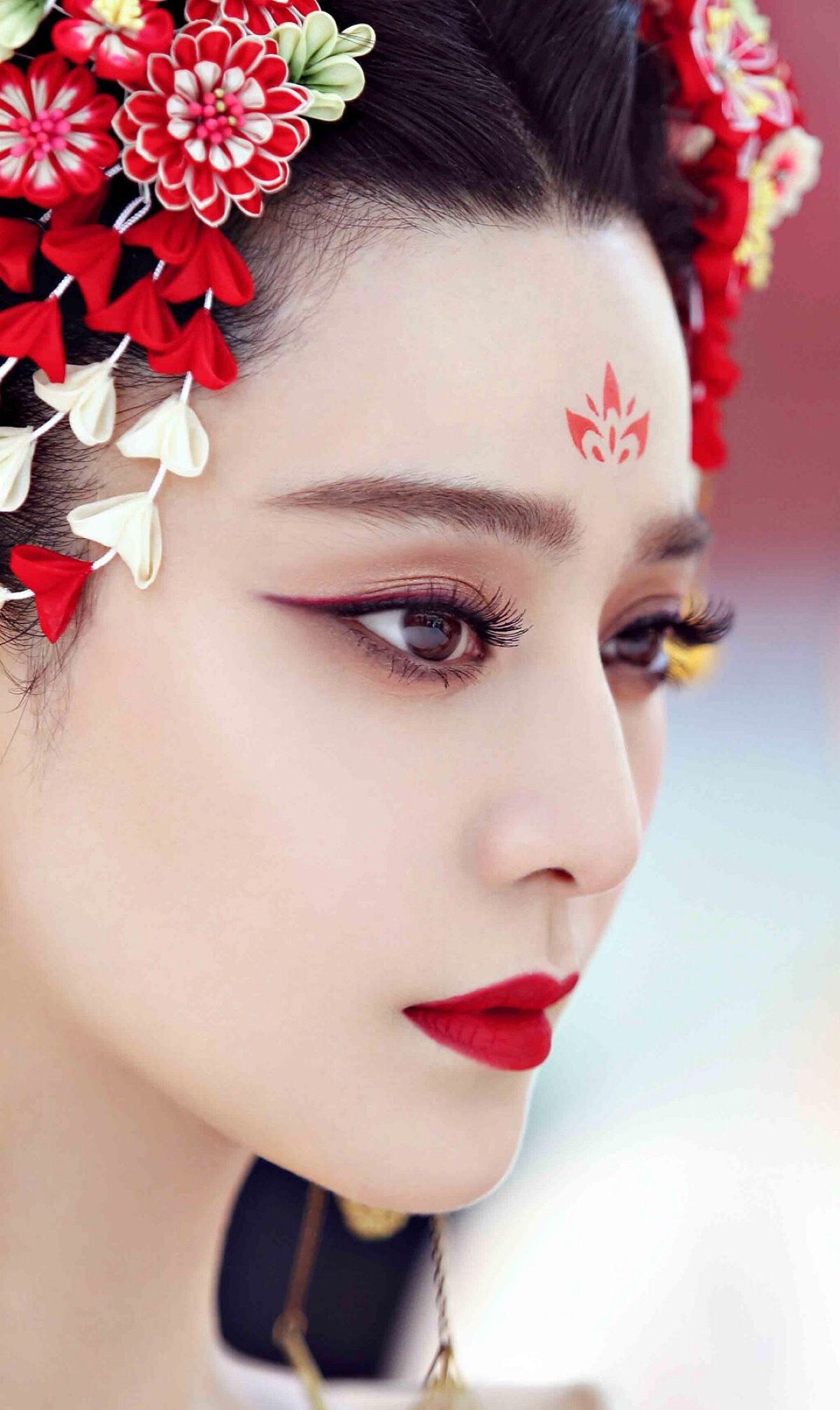 古装剧中,许多出尘绝艳的美人儿,她们的"眉心妆"总能让人心动不已.