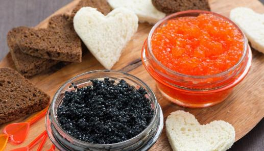 在法国的餐桌上面最奢侈的美食就是鱼子酱了,鱼子酱看起来黑黑的,那么