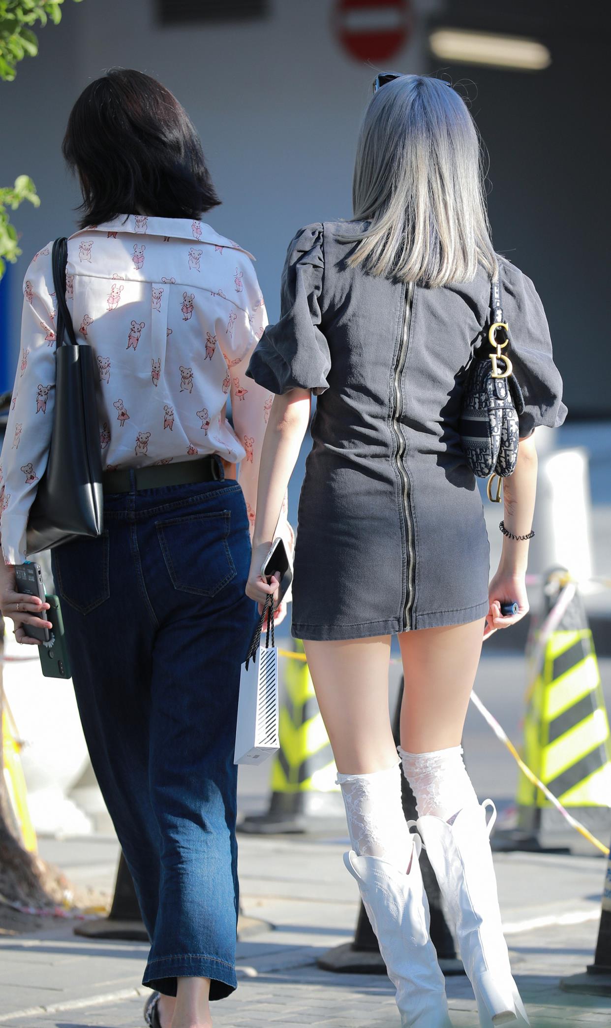 高筒靴如何搭配更时髦美女加一双白色蕾丝长筒袜时髦又洋气