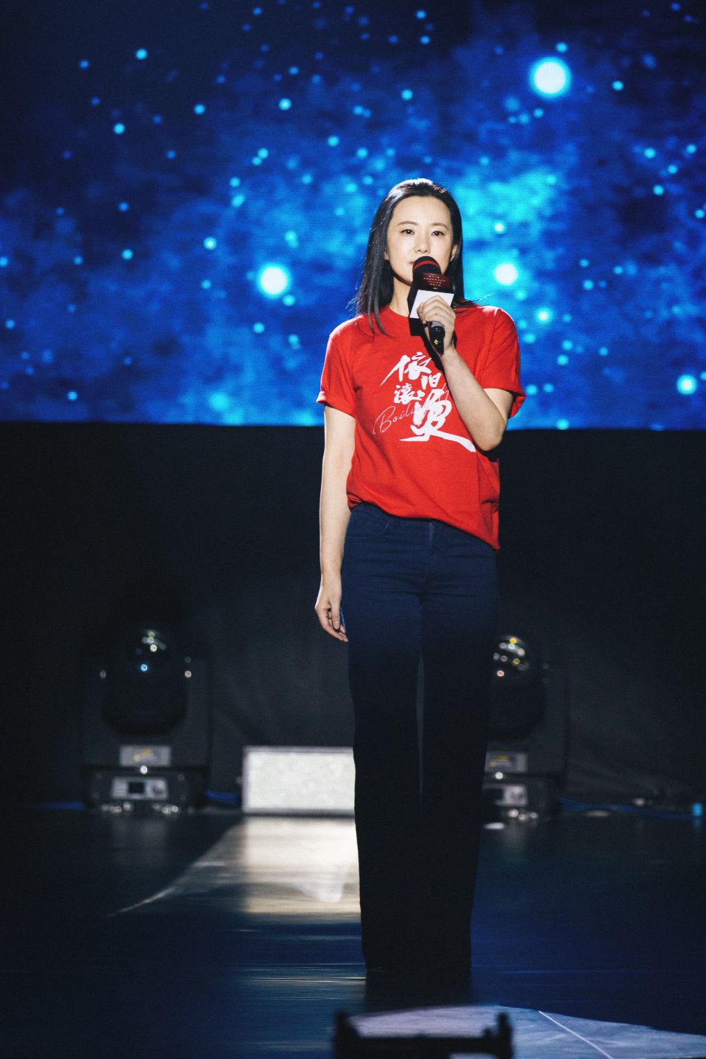 咏梅t恤配阔腿裤长腿让人羡慕,气质更是如同30岁女人一般