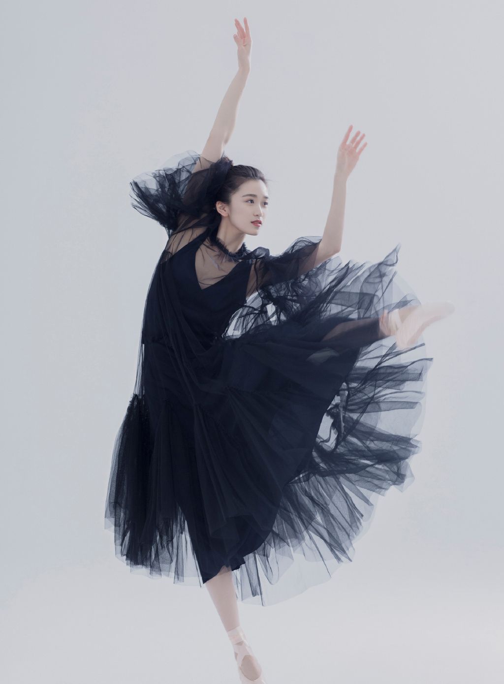 魏一气质写真身穿黑色连衣裙气质满满