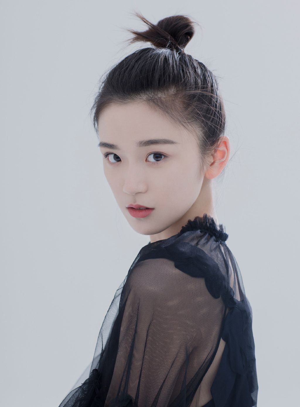 魏一气质写真身穿黑色连衣裙气质满满