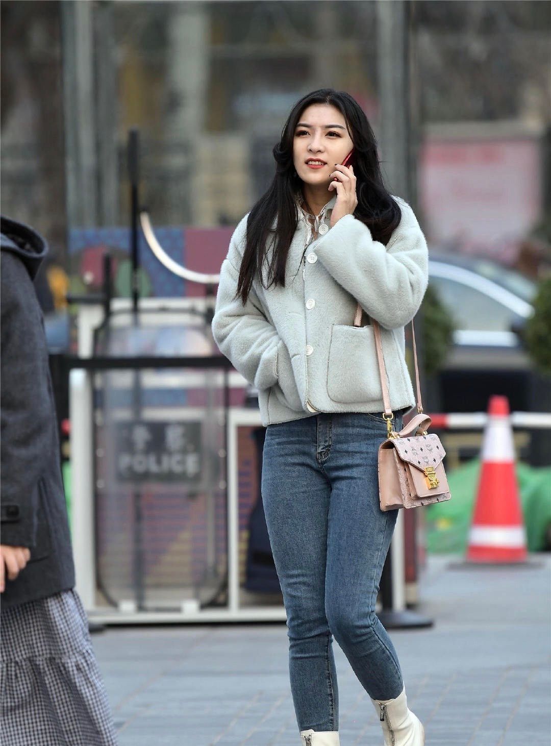 街拍:米白色的拉链短靴,很多女神喜欢的款式