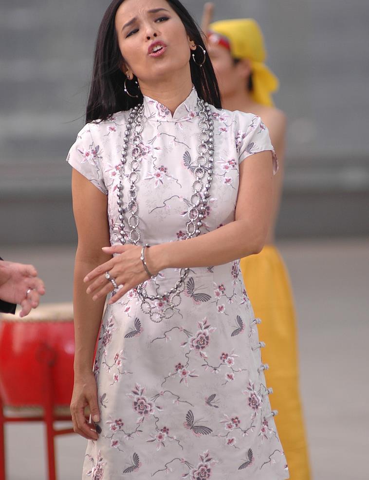 韦唯还是那么神采飞扬穿旗袍配牛仔裤戴两条超长链子真豪放