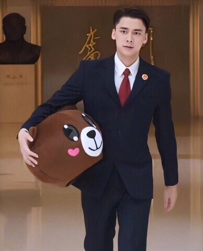 图一是李易峰检察官制服太杀了吧,一身正气,超帅了!_高清图集_新浪网