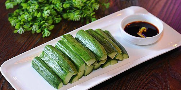 现在国内也有芥末拌黄瓜,不过做法稍微变了一下,黄瓜不在腌了,直接