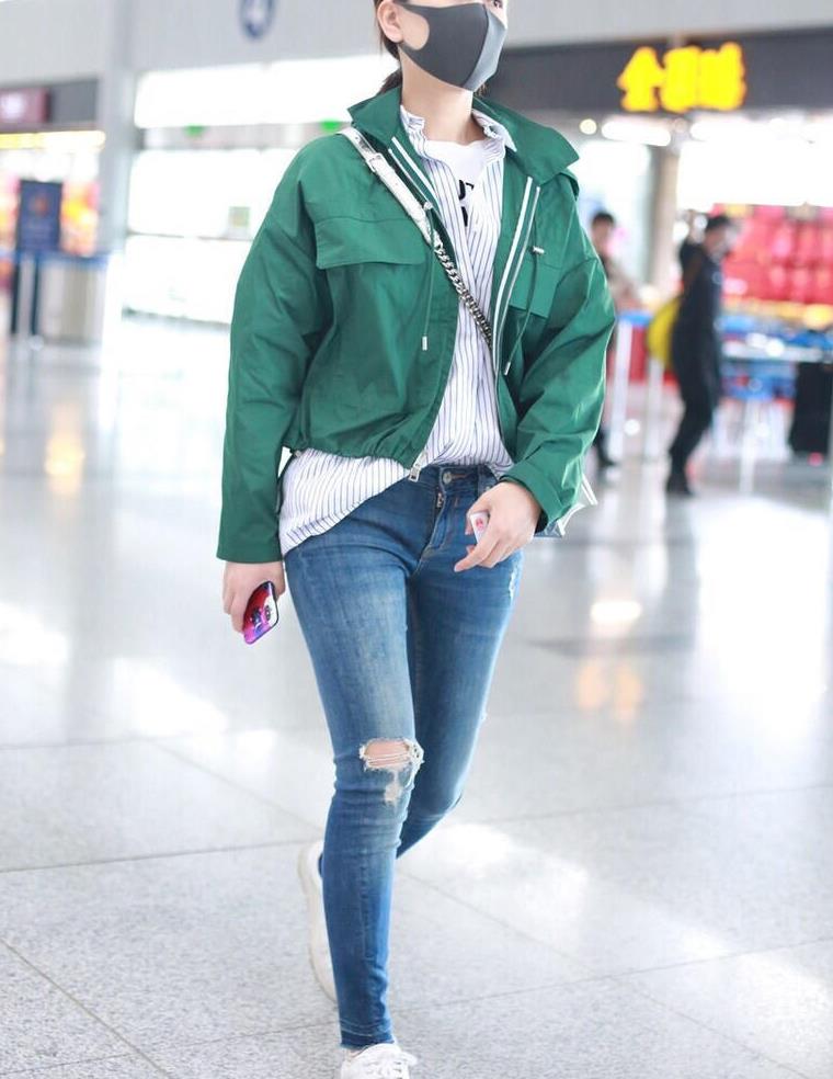 马苏太敢穿了,用"绿色"外套配牛仔裤,基础款意外穿出了高级感