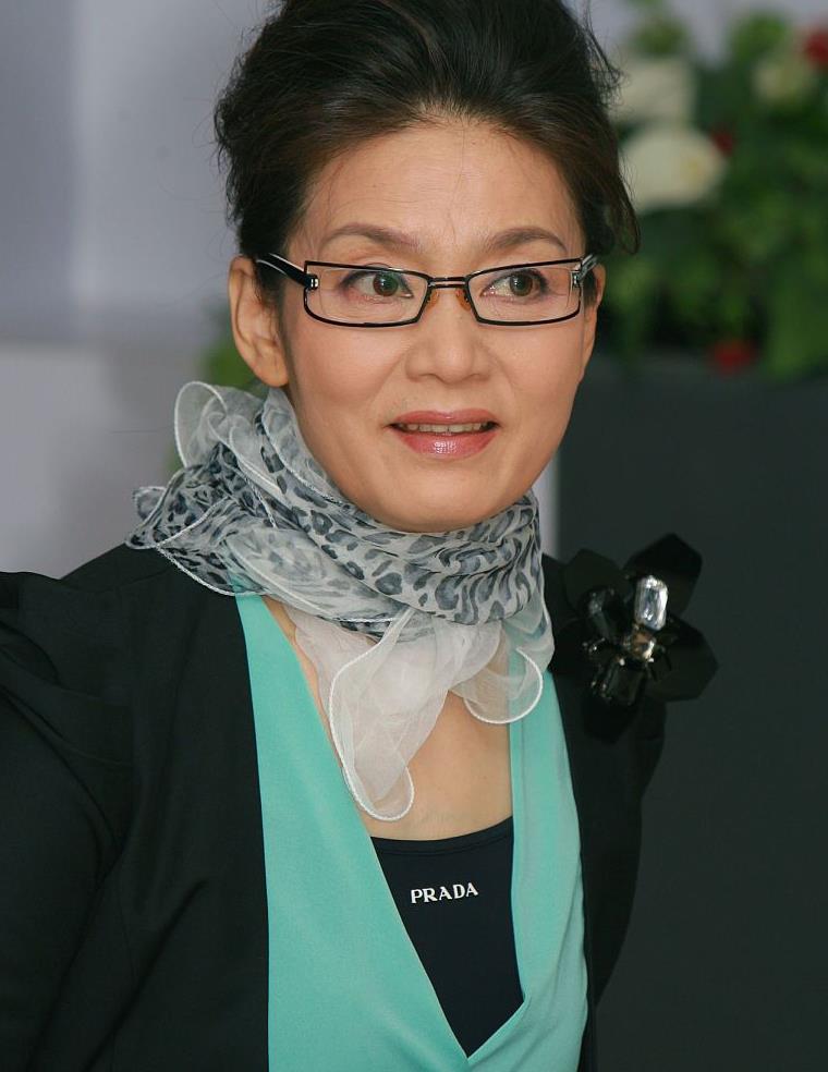 65岁潘虹依然孤傲穿套裙配葡萄珍珠项链贵族气质太深入人心