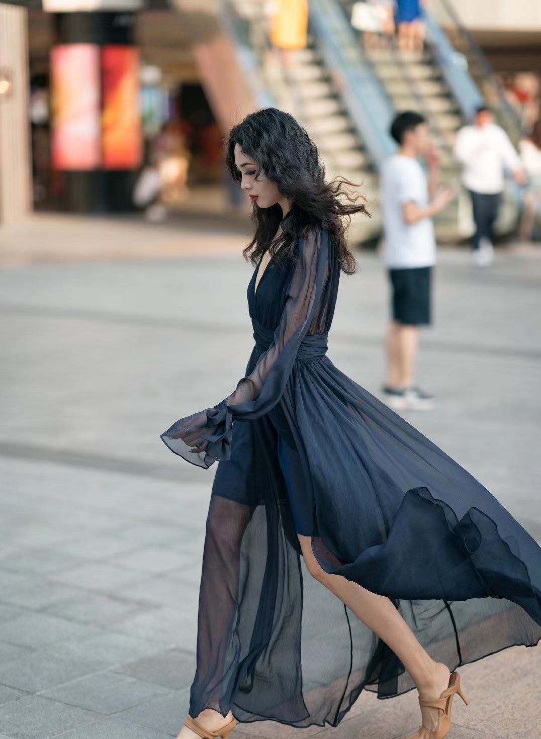 街拍,小姐姐蓝色网纱长裙搭配卡其色高跟鞋,长发飘飘仙气十足