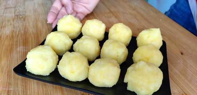 孩子想吃奶黄包,洪洋用最简单的方法,做出升级版的奶黄包,真香休闲区蓝鸢梦想 - Www.slyday.coM 孩子想吃奶黄包,洪洋用最简单的方法,做出升级版的奶黄包,真香休闲区蓝鸢梦想 - Www.slyday.coM