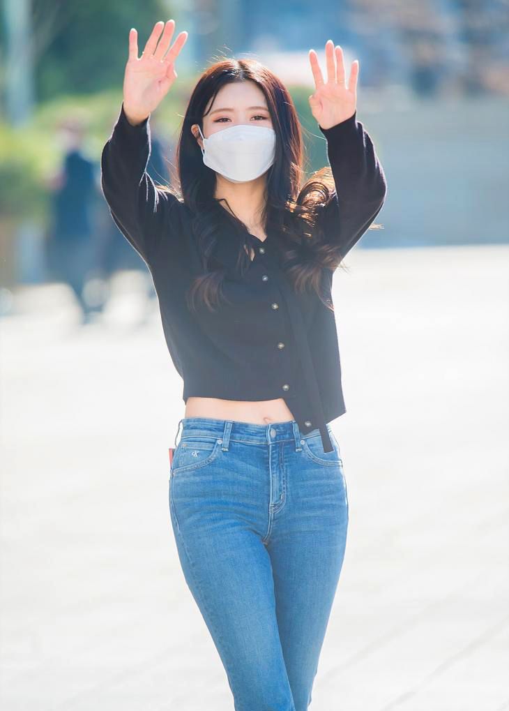 lovelyz李美珠身上一条紧身普通的紧身牛仔裤,搭配一件女士衬衫