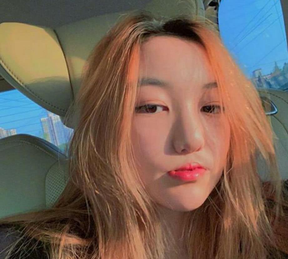 王菲女儿晒自拍照李嫣一头金色长发不像14岁美得耀眼又个性