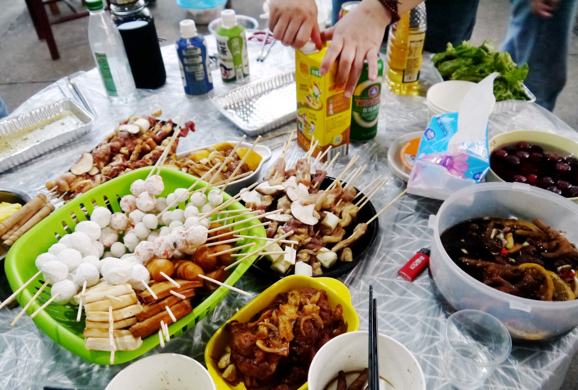 夏天的夜晚,一群人一起聊着天,吃着串,这种感觉特别好!