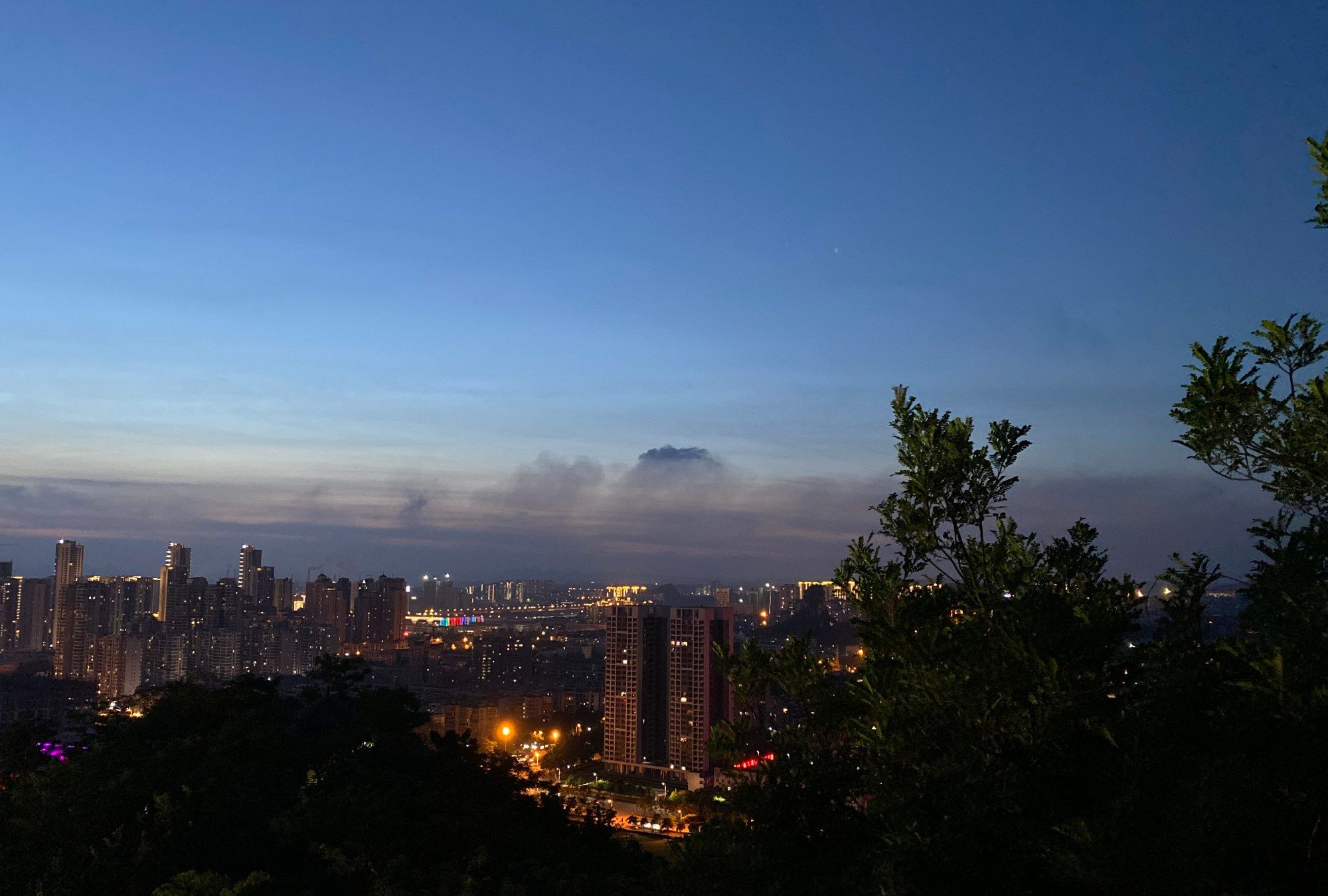 八月八月,华灯初上,在山顶远眺城市夜景_高清图集_新浪网