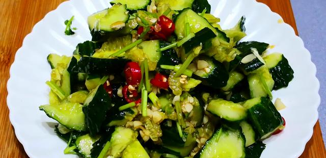 凉拌黄瓜好吃有诀窍，学会万能凉拌汁的调法，想不好吃都难，真香休闲区蓝鸢梦想 - Www.slyday.coM