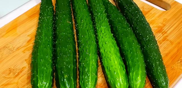 凉拌黄瓜好吃有诀窍，学会万能凉拌汁的调法，想不好吃都难，真香休闲区蓝鸢梦想 - Www.slyday.coM