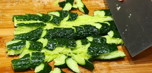 凉拌黄瓜好吃有诀窍，学会万能凉拌汁的调法，想不好吃都难，真香休闲区蓝鸢梦想 - Www.slyday.coM