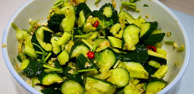 凉拌黄瓜好吃有诀窍，学会万能凉拌汁的调法，想不好吃都难，真香休闲区蓝鸢梦想 - Www.slyday.coM