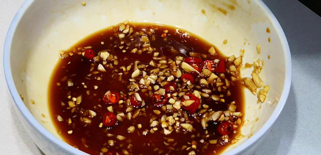 凉拌黄瓜好吃有诀窍，学会万能凉拌汁的调法，想不好吃都难，真香休闲区蓝鸢梦想 - Www.slyday.coM