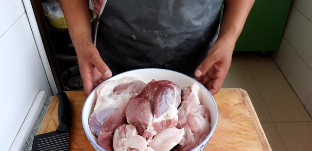 猪肉最好吃的做法,一次秘制4斤,味道太香了,招待客人备有面__财经头条