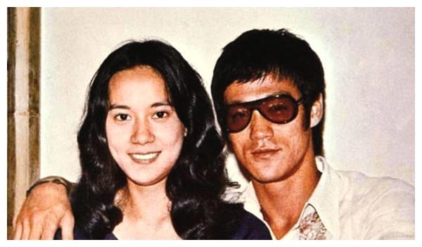 与丁佩离婚后,向华强养她40年,向太陈岚的行为举动耐人寻味