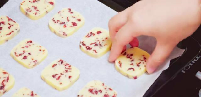 教你在家自制蔓越莓饼干,酸甜开胃又营养,给孩子当小零食很不错休闲区蓝鸢梦想 - Www.slyday.coM 教你在家自制蔓越莓饼干,酸甜开胃又营养,给孩子当小零食很不错休闲区蓝鸢梦想 - Www.slyday.coM