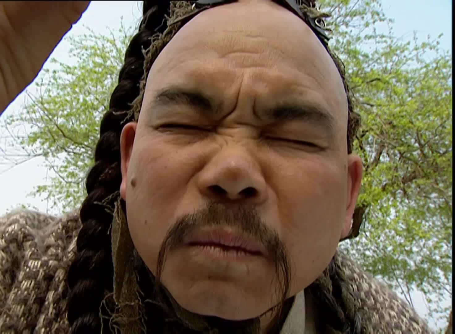 笑傲江湖令狐冲重伤不醒桃谷六仙为其医治这不会笑场吗