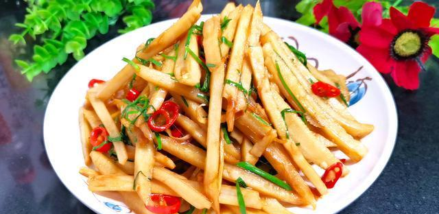 教你一道莲藕的湘菜做法饭店都是这样炒的每次做的都不够吃