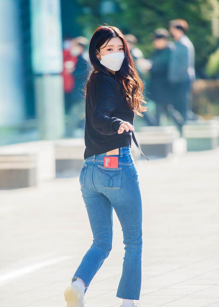 lovelyz李美珠牛仔裤配衬衫气质精,衬衫纽扣错位添了几分抚媚