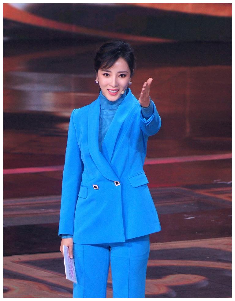 央视主持人李思思仪态大方气质出众 台风干练hold住全场